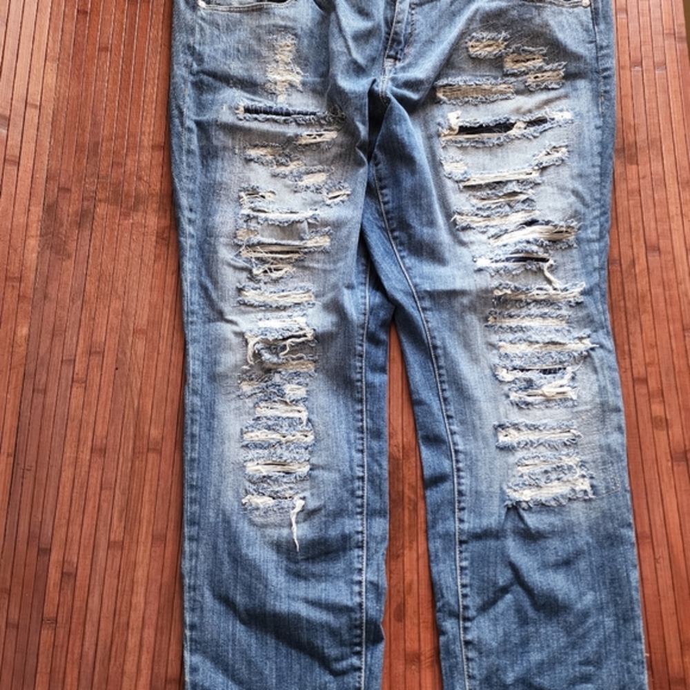 Torrid distressed boyfriend jeans sz22